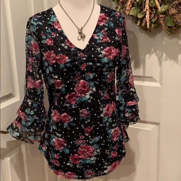 Black floral lace top, lined, great sleeves - Picture 1 of 8